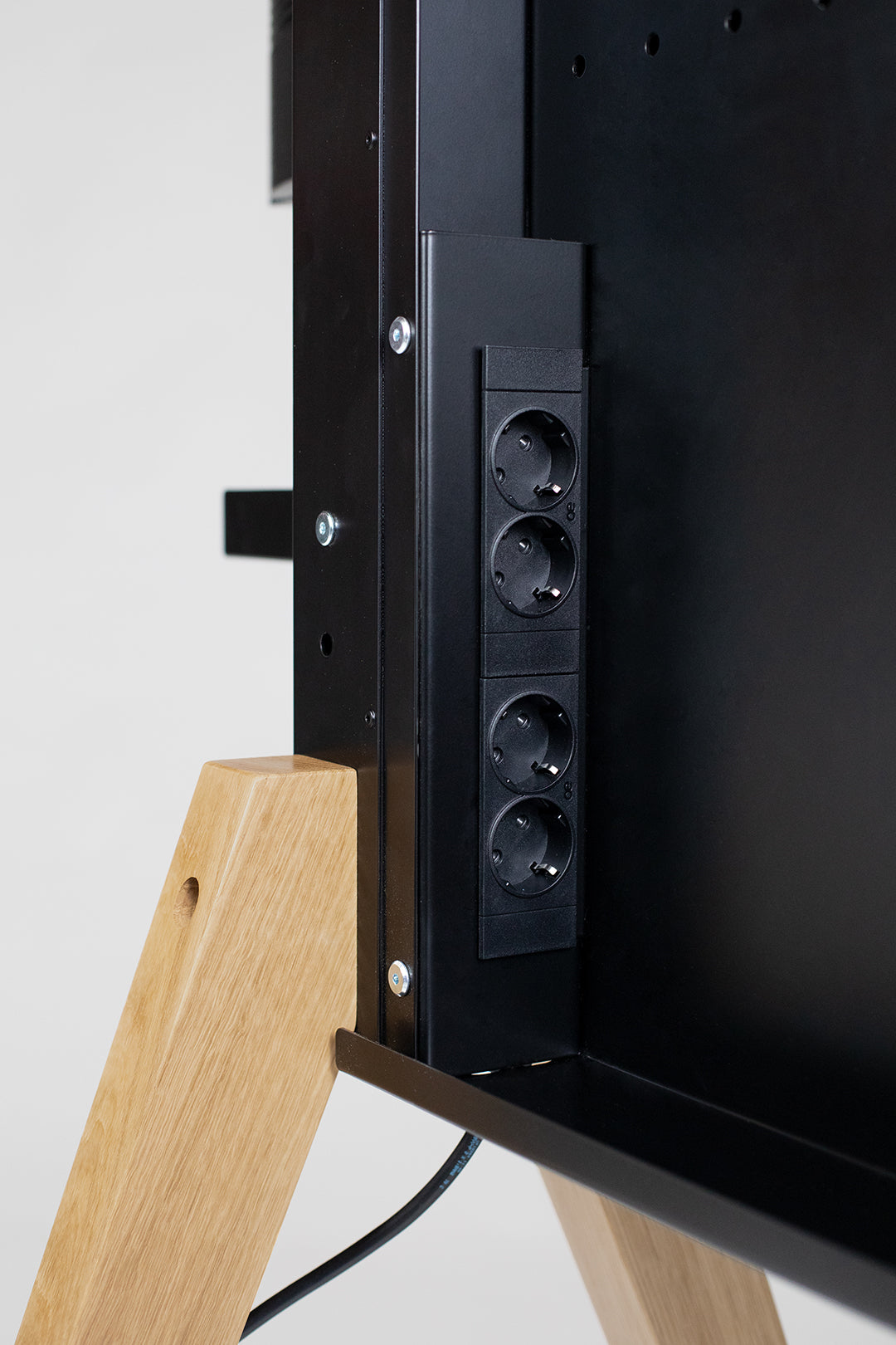 TV and monitor trolley for displays up to 100 inches - <tc>Chatterbox</tc>