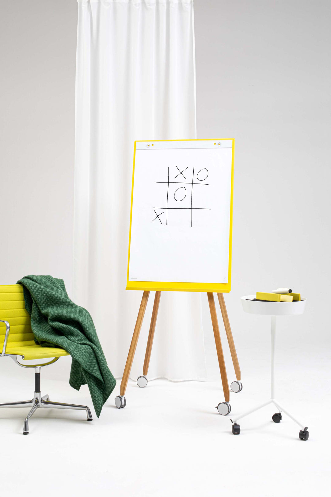 Mobile <tc>Flipchart</tc> on <tc>Castors</tc> <tc>Freewheelin</tc>'