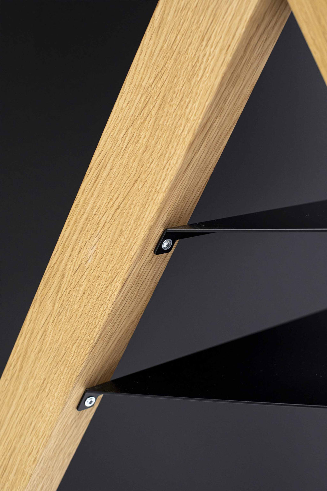 Detailansicht Eichenholz und Ablagen