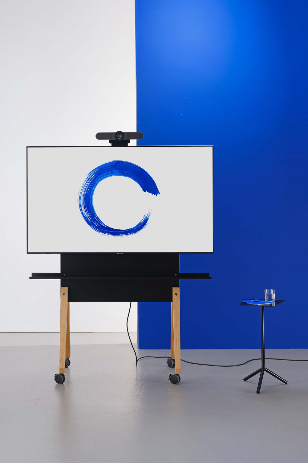 Monitorwagen Chatterbox vor blauem Hintergrund