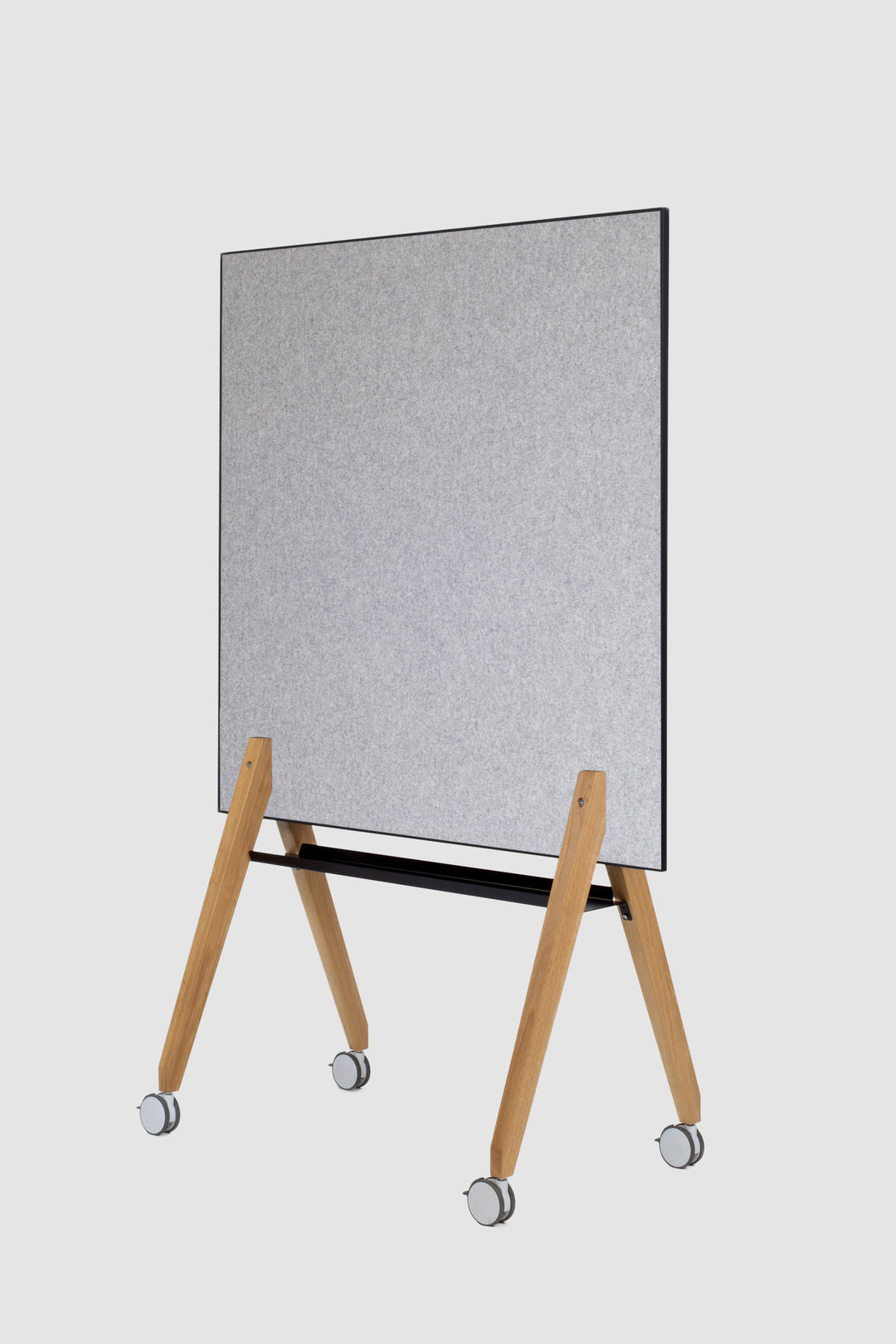 Pinnwand Pin Up on Tour Schwarz - Filz Seite, 120 cm mit Ablage Schwarz, Eiche Beine, Weiße  Rollen. 