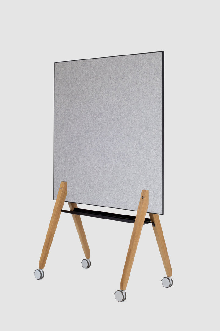 Pinnwand Pin Up on Tour Schwarz - Filz Seite, 120 cm mit Ablage Schwarz, Eiche Beine, Weiße  Rollen. 